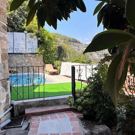 The Anne House בית הארחה *